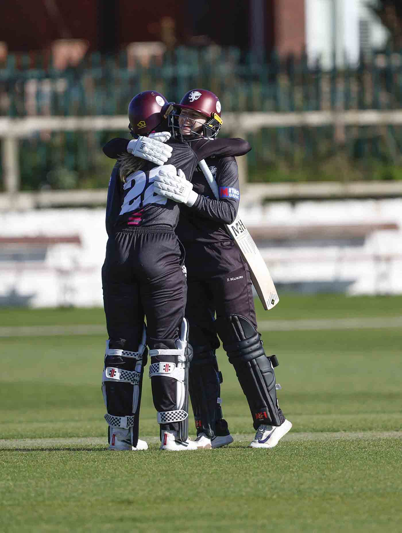 Heather Knight, Dani Gibson bat Somerset to victory over Lancashire