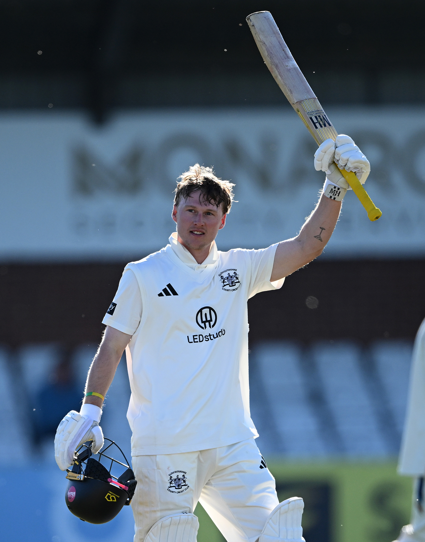 Hammond hundred lifts Gloucestershire as Bashir shines again
