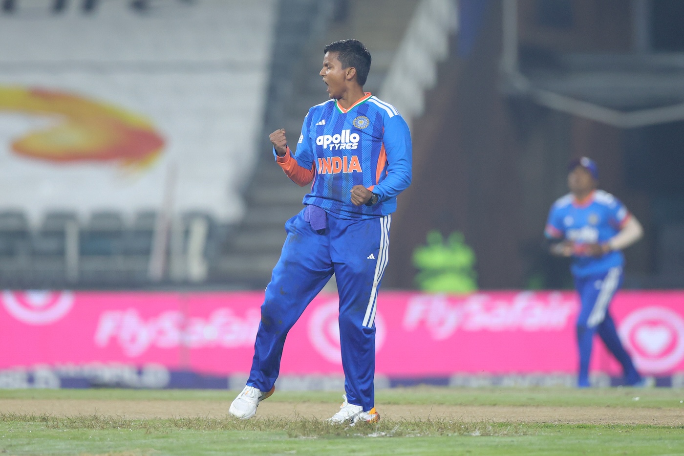 Deepti's maiden T20I five-for downs South Africa