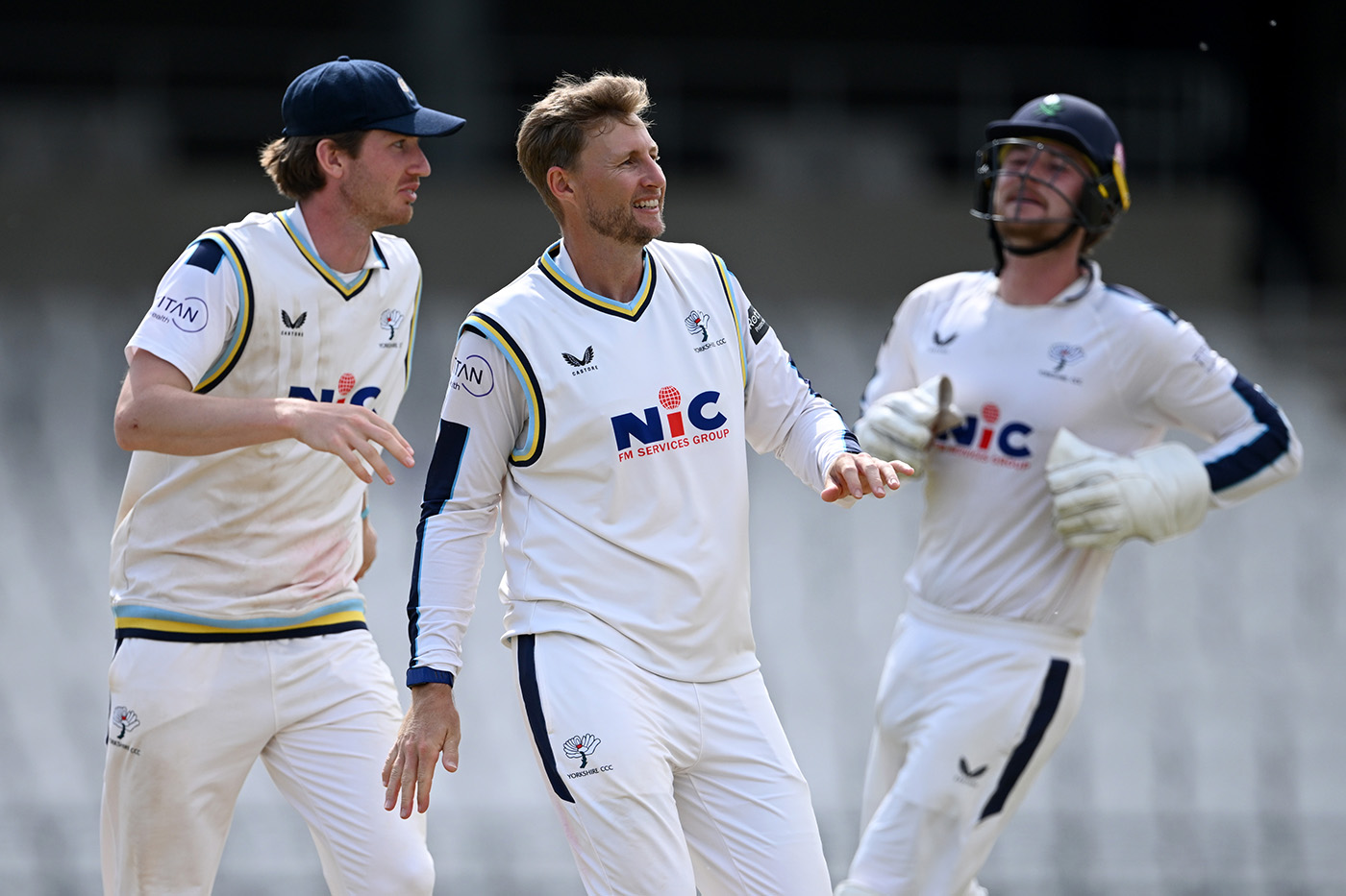 O Root e o Bess partilham oito como a vitória completa de Yorkshire