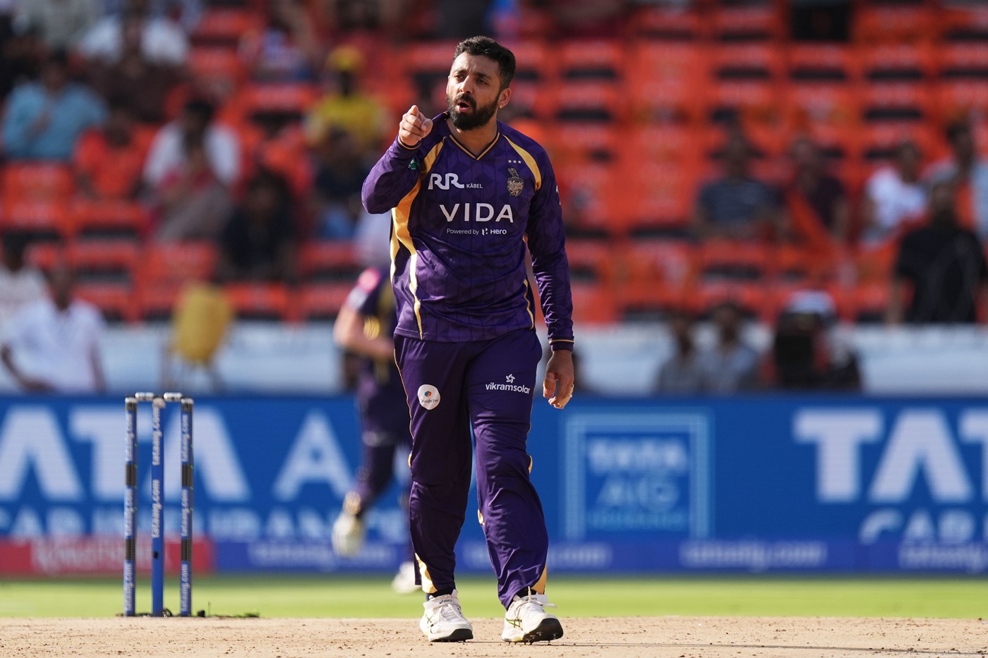 Varun and Narine push Sunrisers Hyderabad's off switch