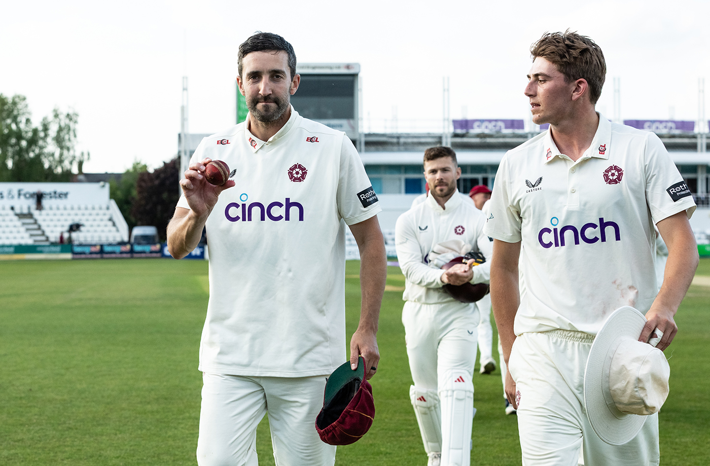 Seven-star Sanderson routs Worcestershire by an innings