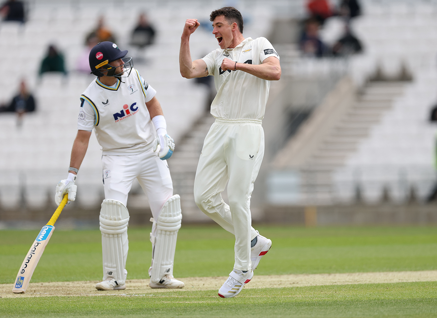 Fisher pousa os woppers mas Bairstow, Lyth torná-lo o dia de Yorkshire