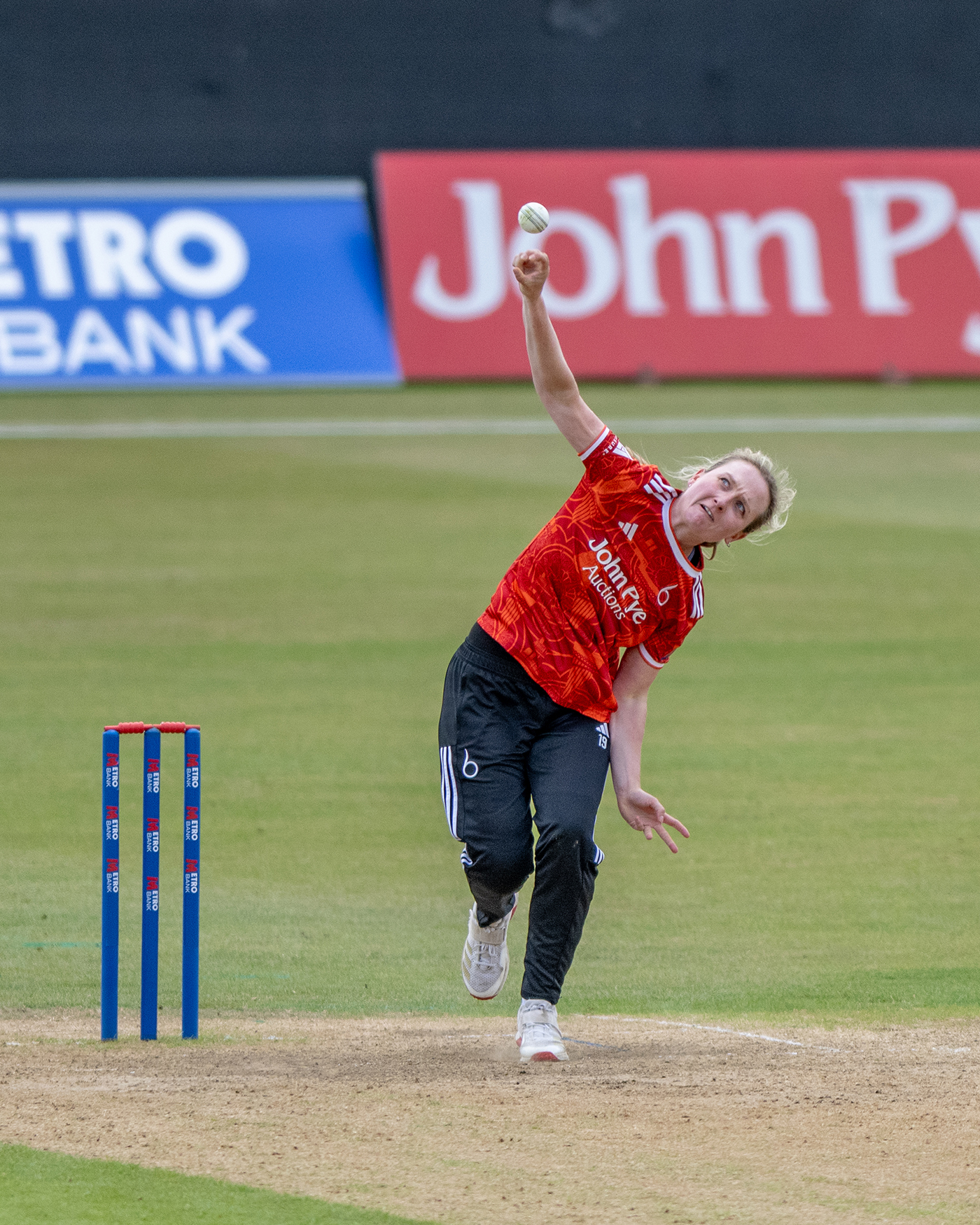 Charley Phillips quatro-para estabelece vitória para The Blaze sobre Hampshire