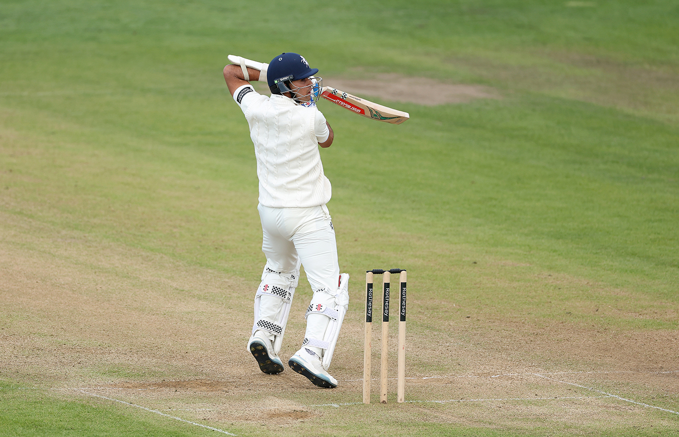 Ekansh Singh faz marca com taco e bola como Durham gaguejar