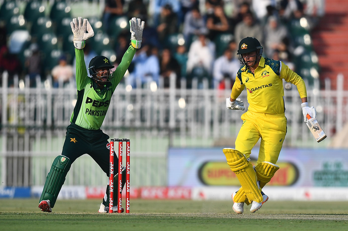 Pakistan bowl; Australia bring in Zampa for Stanlake