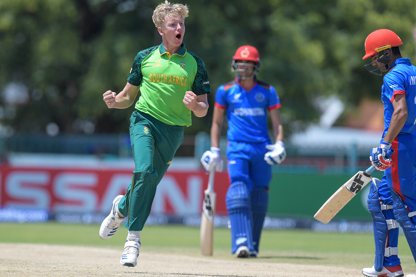 Tiaan van Vuuren claims 11 in the match as South Africa A maul Lions