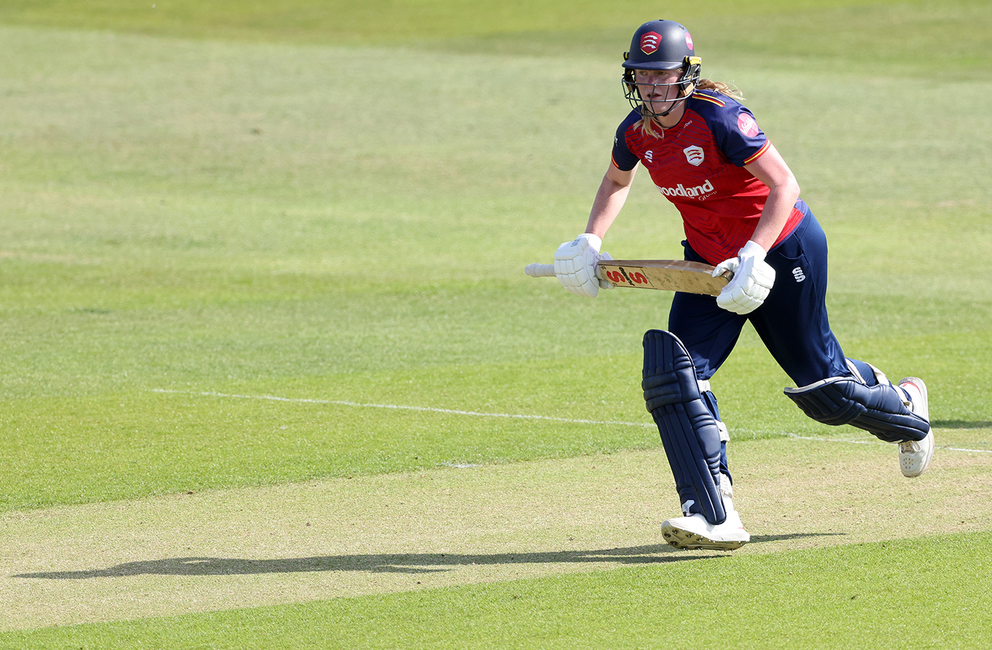 Scrivens and Macleod keep Essex rolling
