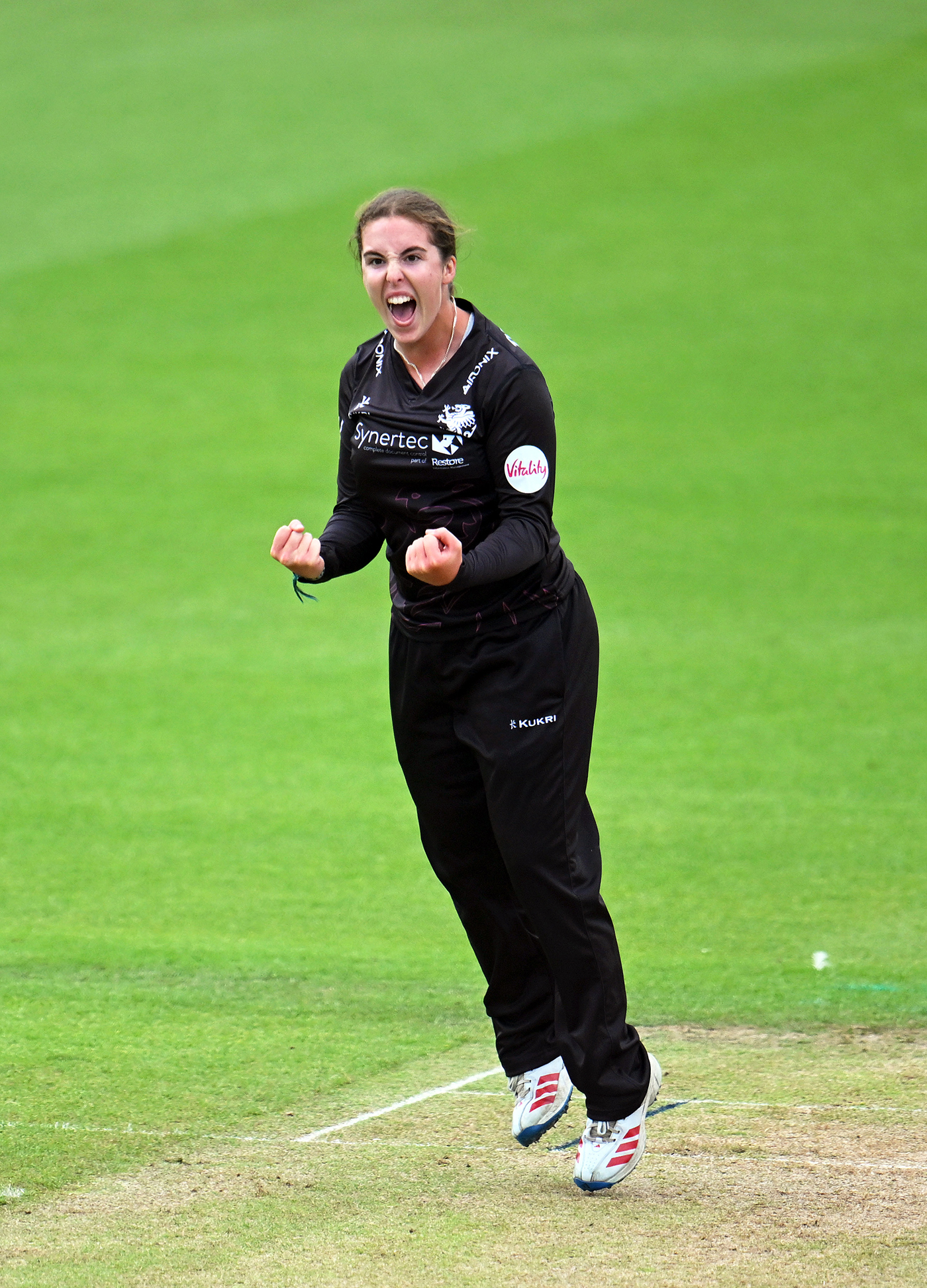 Niamh Holland steers Somerset chase against winless Bears
