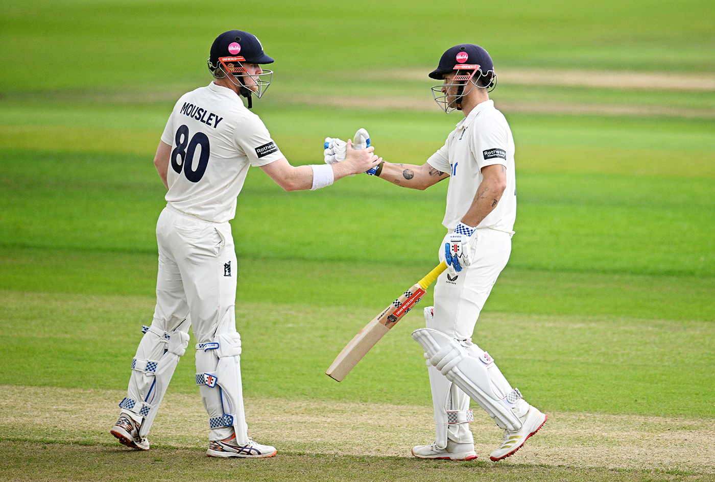 Warwickshire's batting finds form to leave Somerset up against it