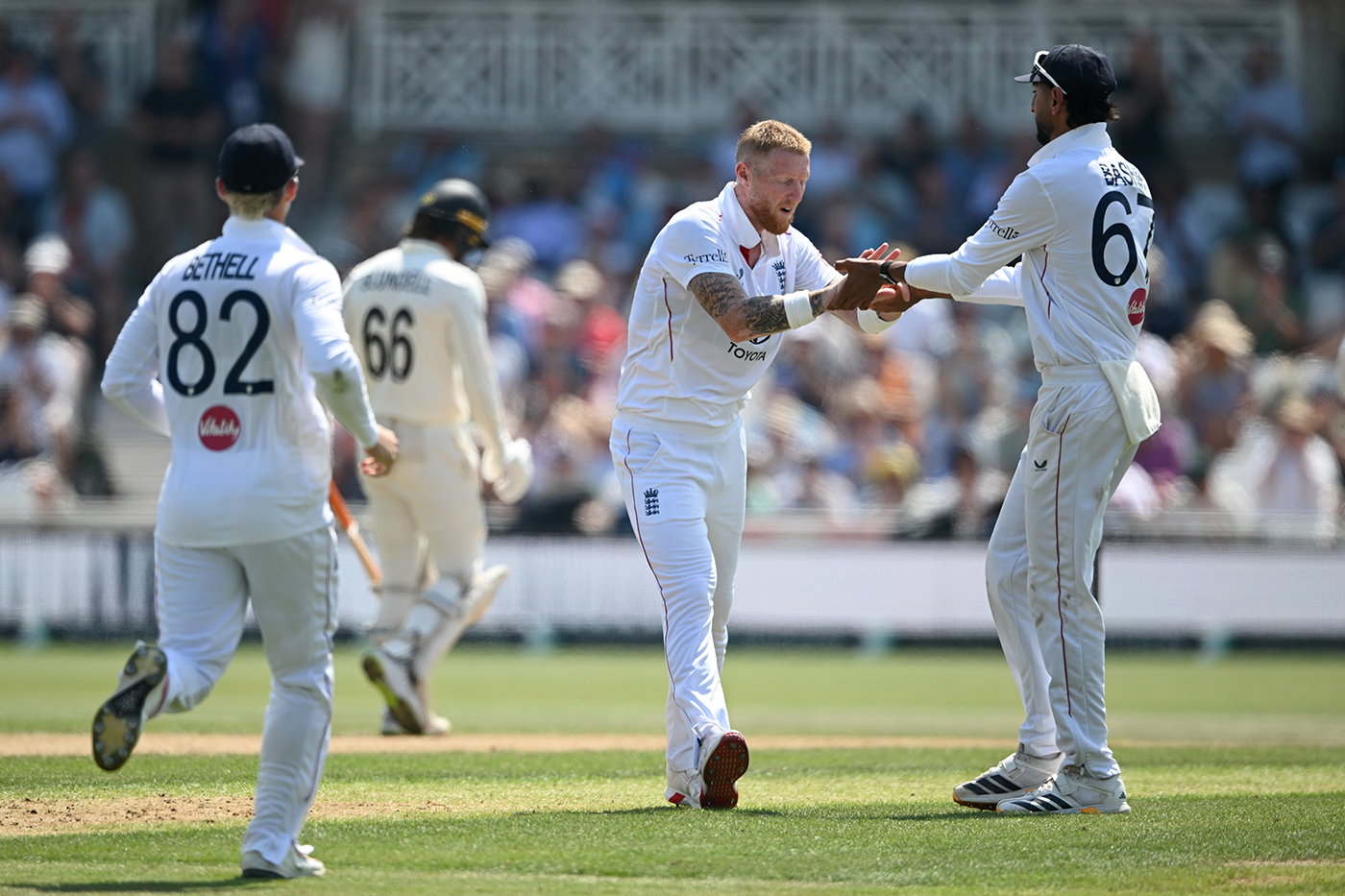 Sangakkara queries DRS call as Santner falls to contentious catch