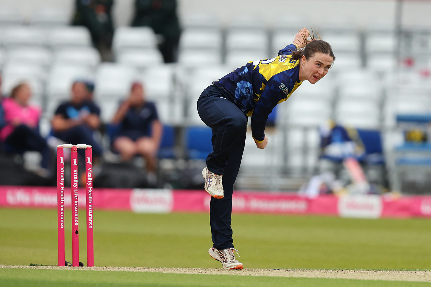 Villiers four-for, Armitage fifty maintain Durham run