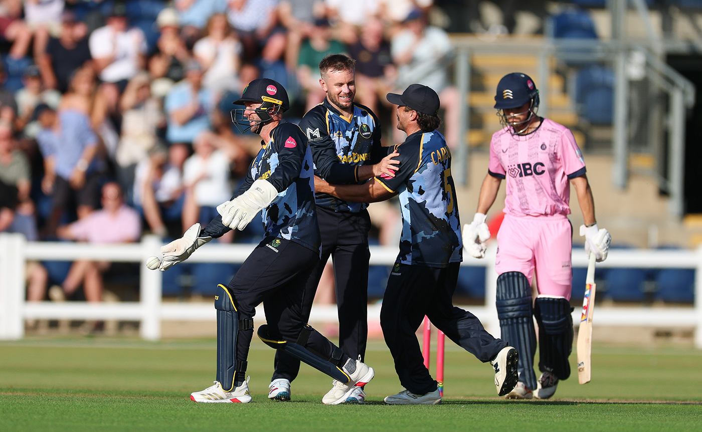 Crane, Dickson keep Glamorgan in knockouts contention