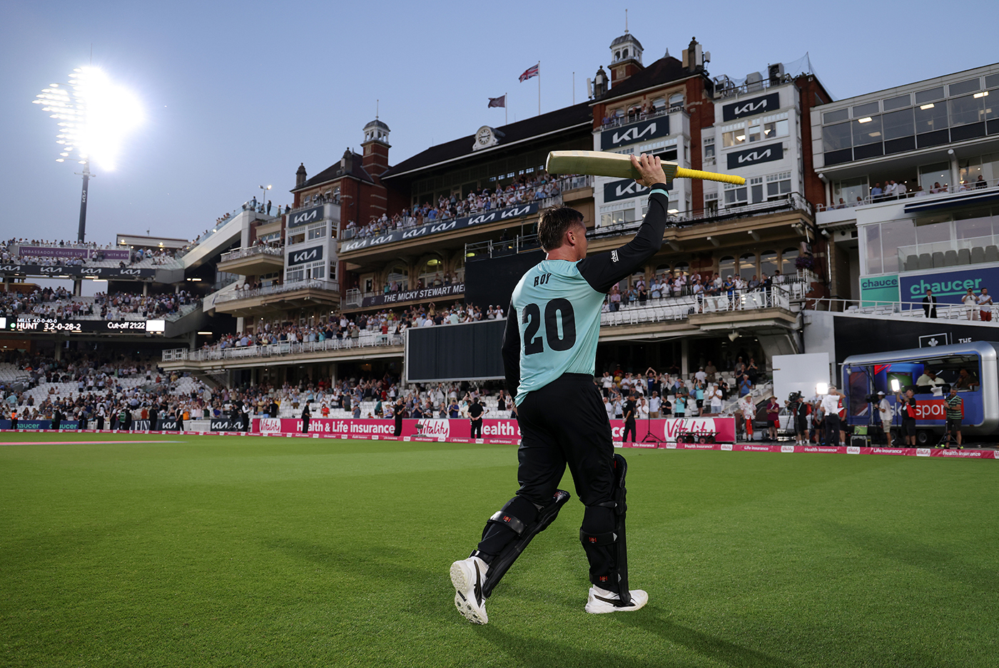 Roy shows his enduring class as Surrey surge past Sussex