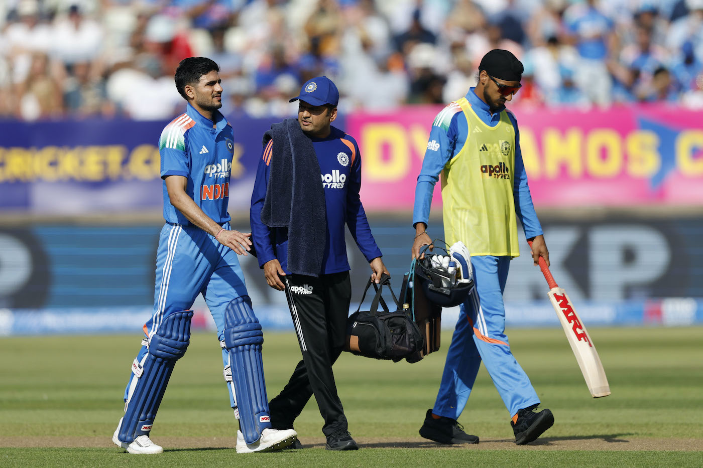 England bowl; Kishan in for unwell Rahul