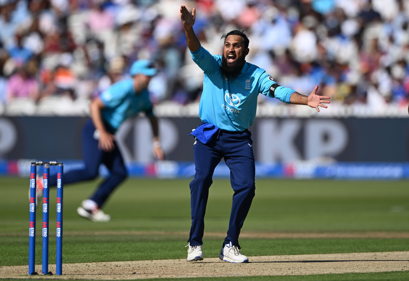 England bowl, Rashid and Curran in; Pakistan unchanged