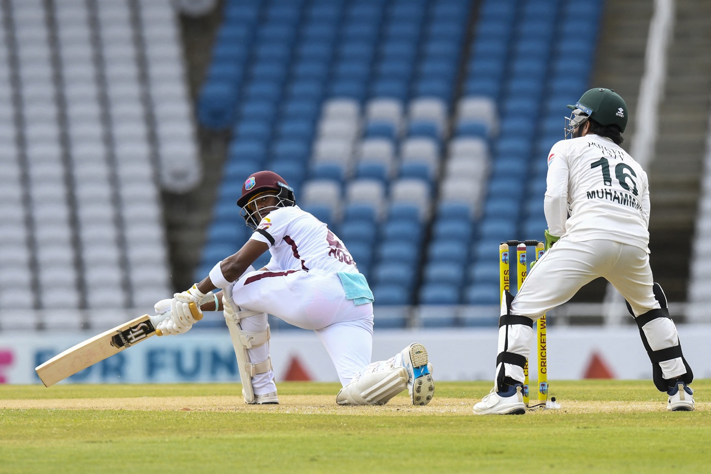 Hodge gets fifty amid Abbas, Jamal strikes