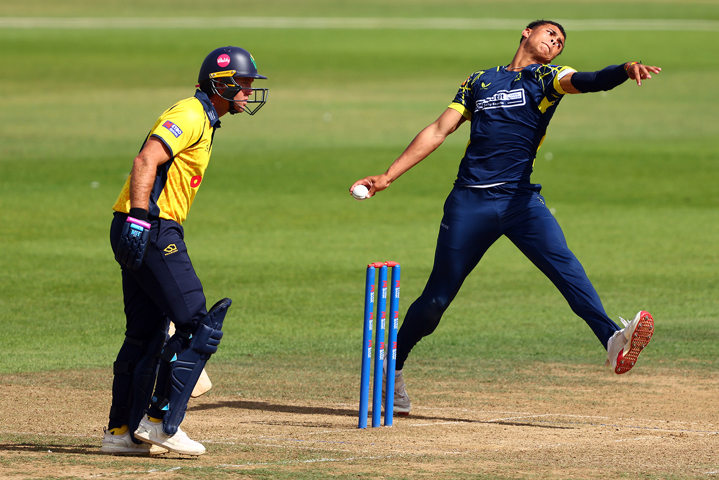 Lumsden, Abbott run through Glamorgan to keep Hampshire in contention