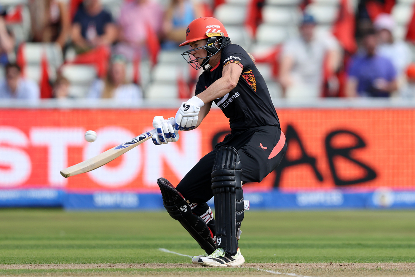 Ellyse Perry hands MI London the wooden spoon