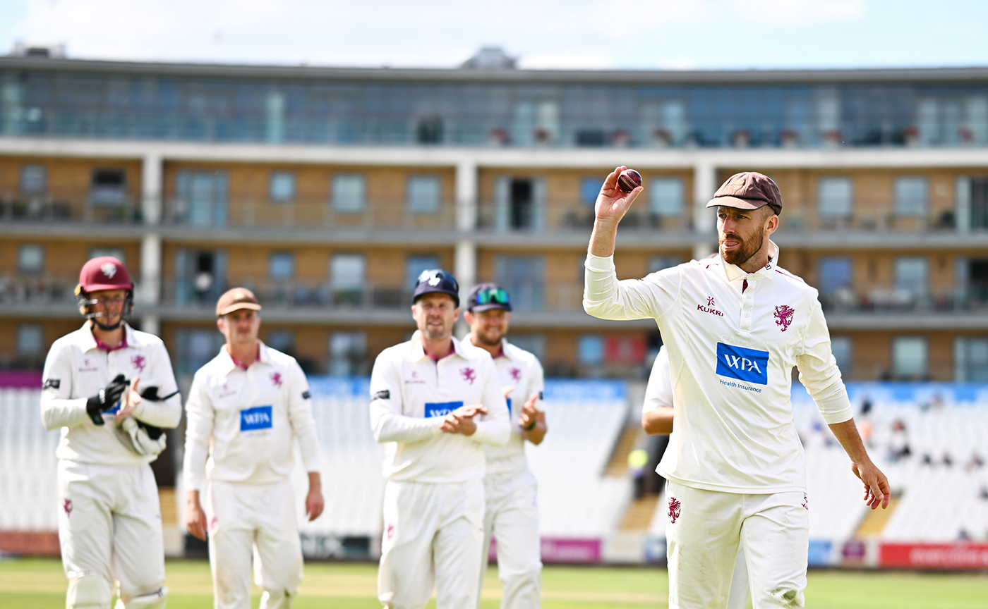 Leach leads the way as Somerset seal dominant win