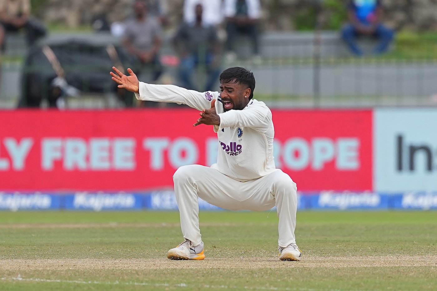 Suthar powers Warwickshire to clinical victory over Hampshire