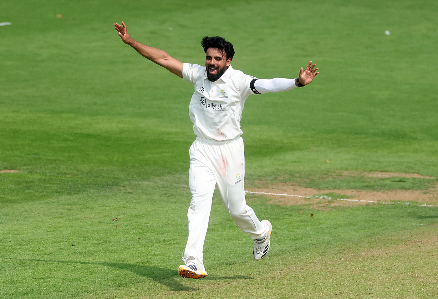 Baker's late impact turns 17-wicket day in Hampshire's favour