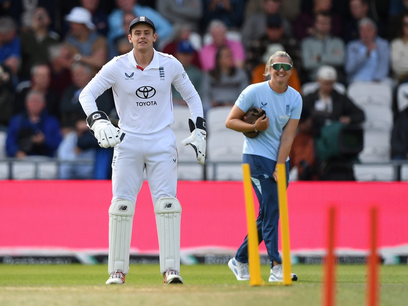 Cox to keep wicket in second innings after Smith injures finger