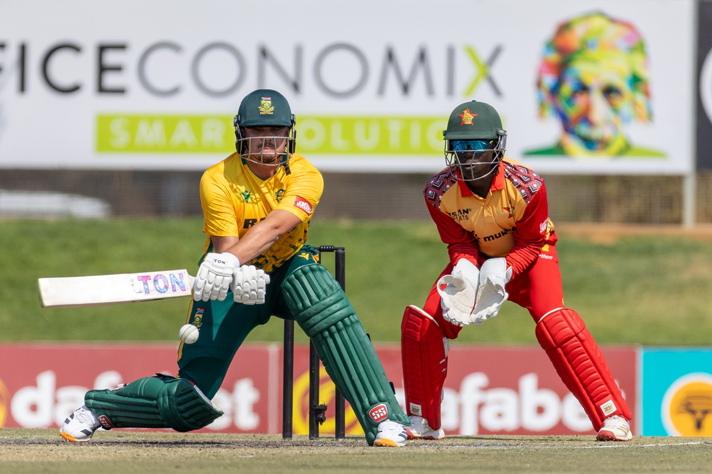 Pretorius' career-best 94 sets up big win against lackluster Zimbabwe