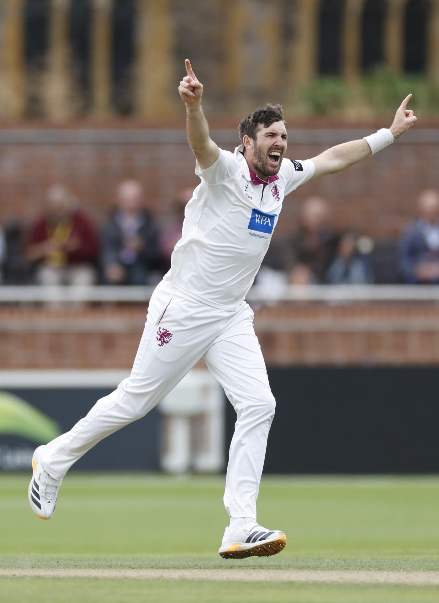 Somerset take control after running through Leicestershire
