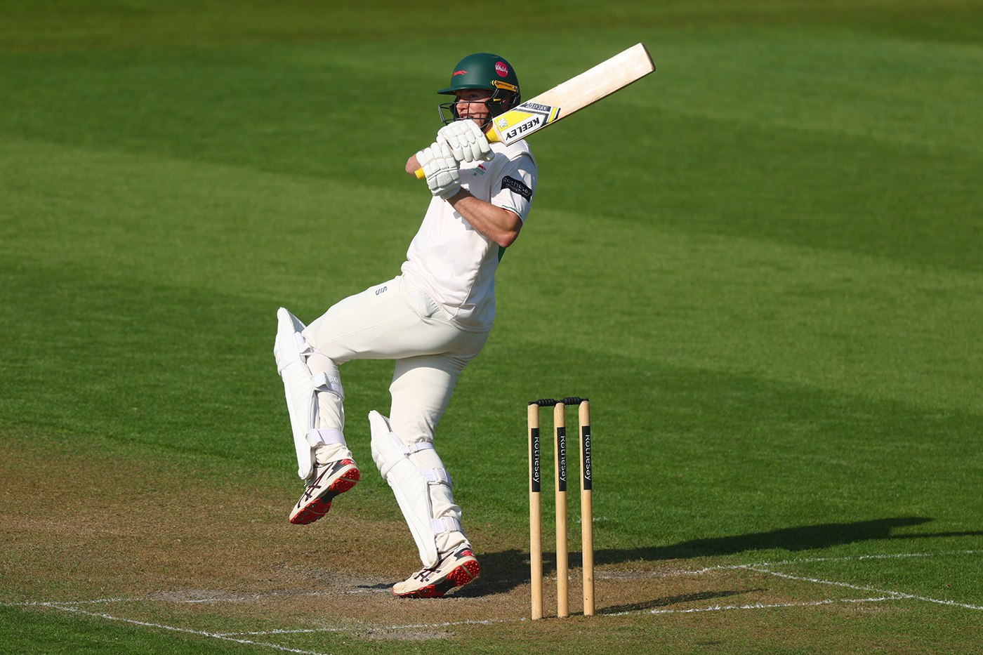 Last-wicket Leicestershire stand hits Notts' title ambitions
