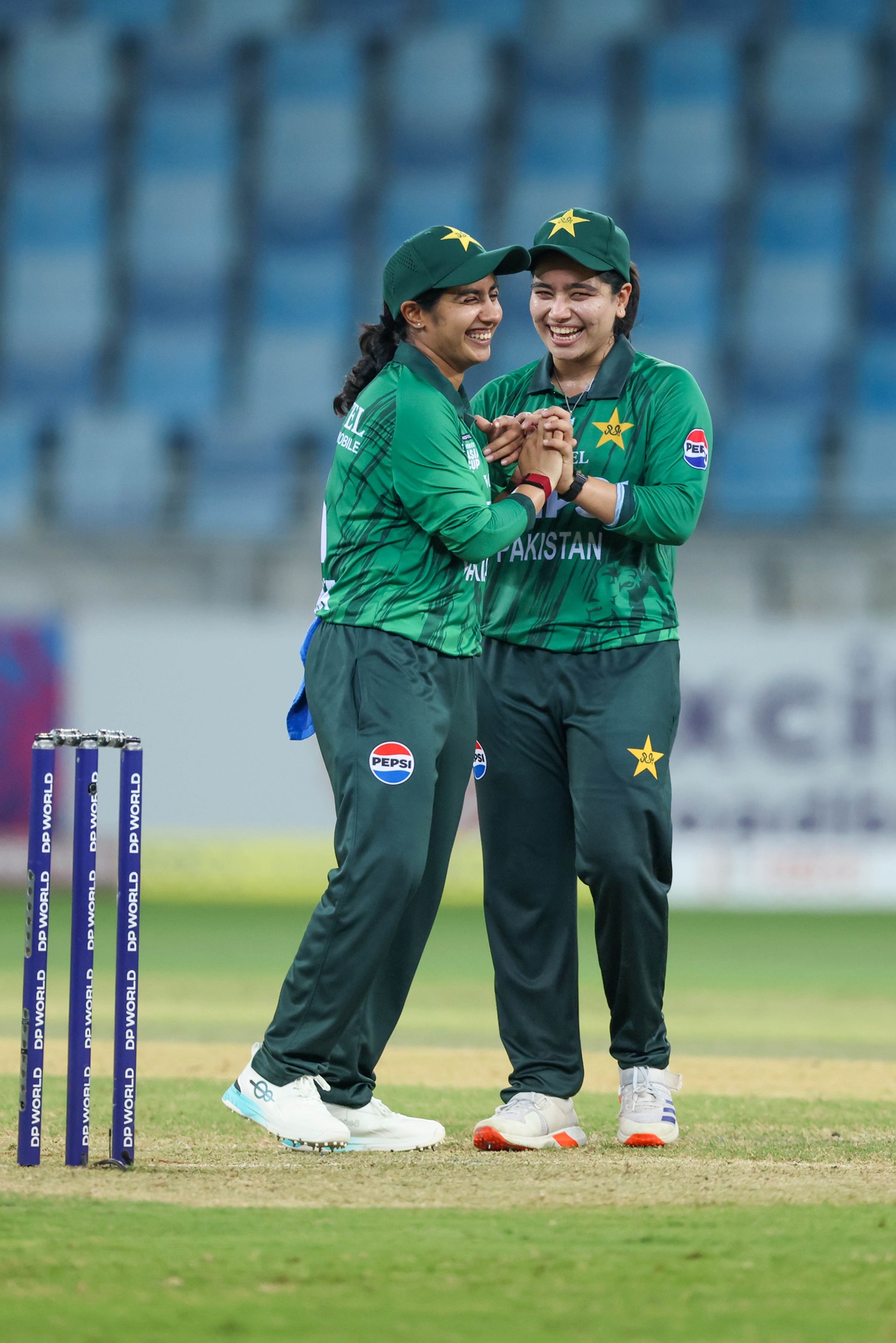 Sandhu's 6 for 7 seals Pakistan's semi-final spot