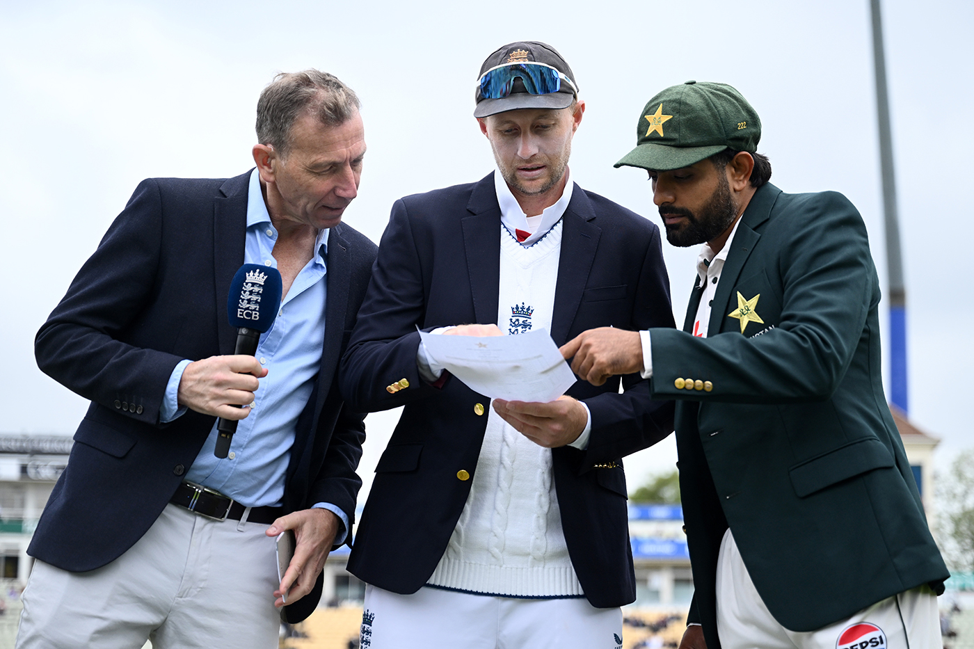 Unchanged England win toss, bowl as Pakistan name three debutants