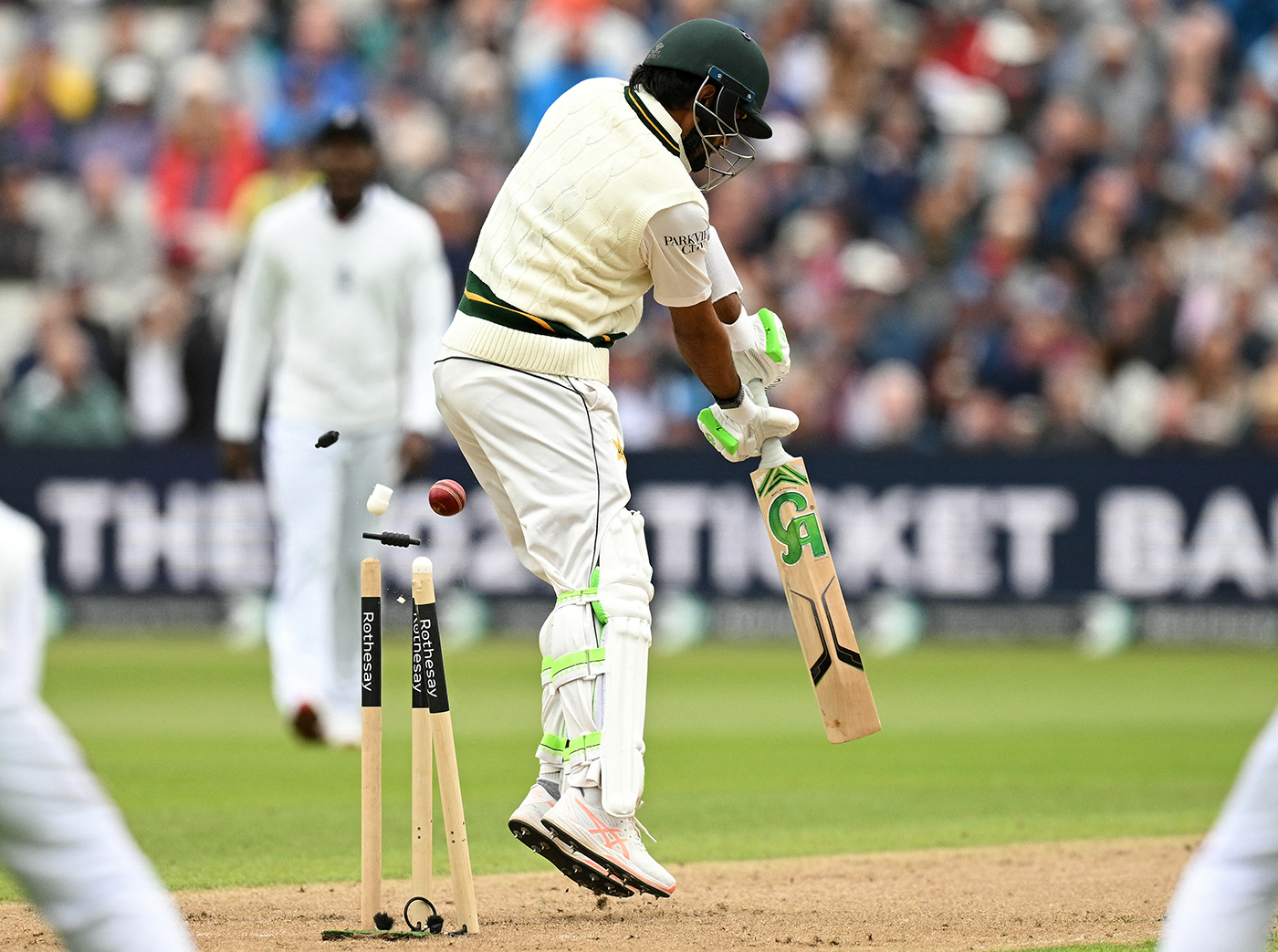 England quicks dismantle hapless Pakistan