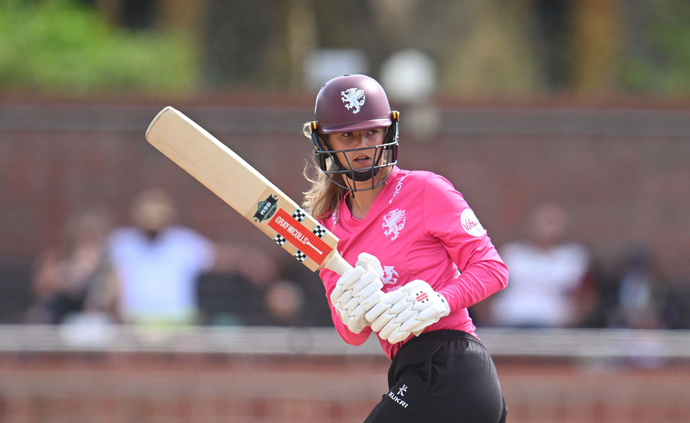 Hazell dazzles to keep Somerset play-off hopes alive