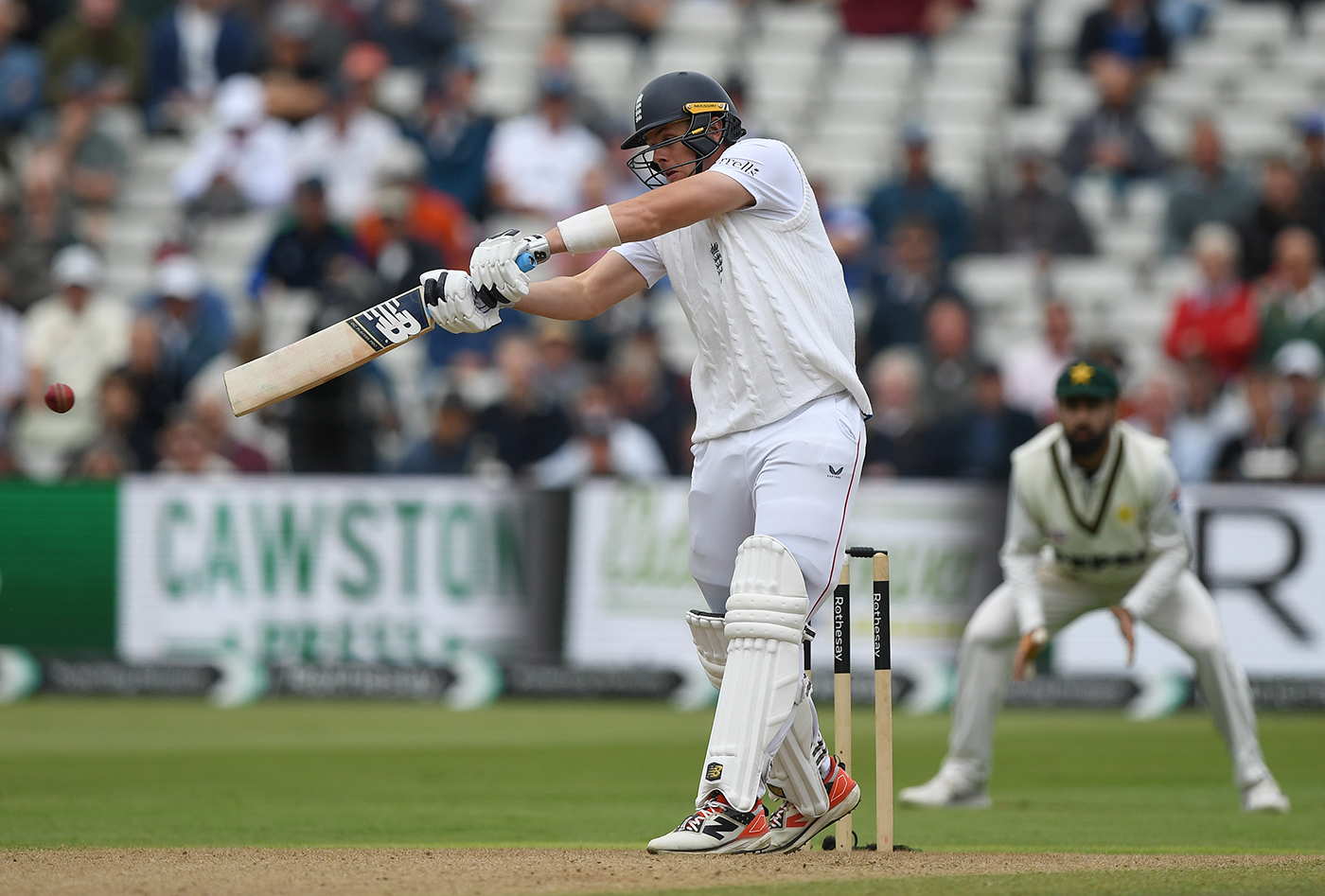Ruthless England take huge lead over Pakistan