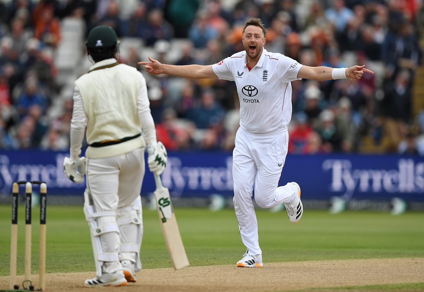 Robinson dominates again as Pakistan face three-day defeat