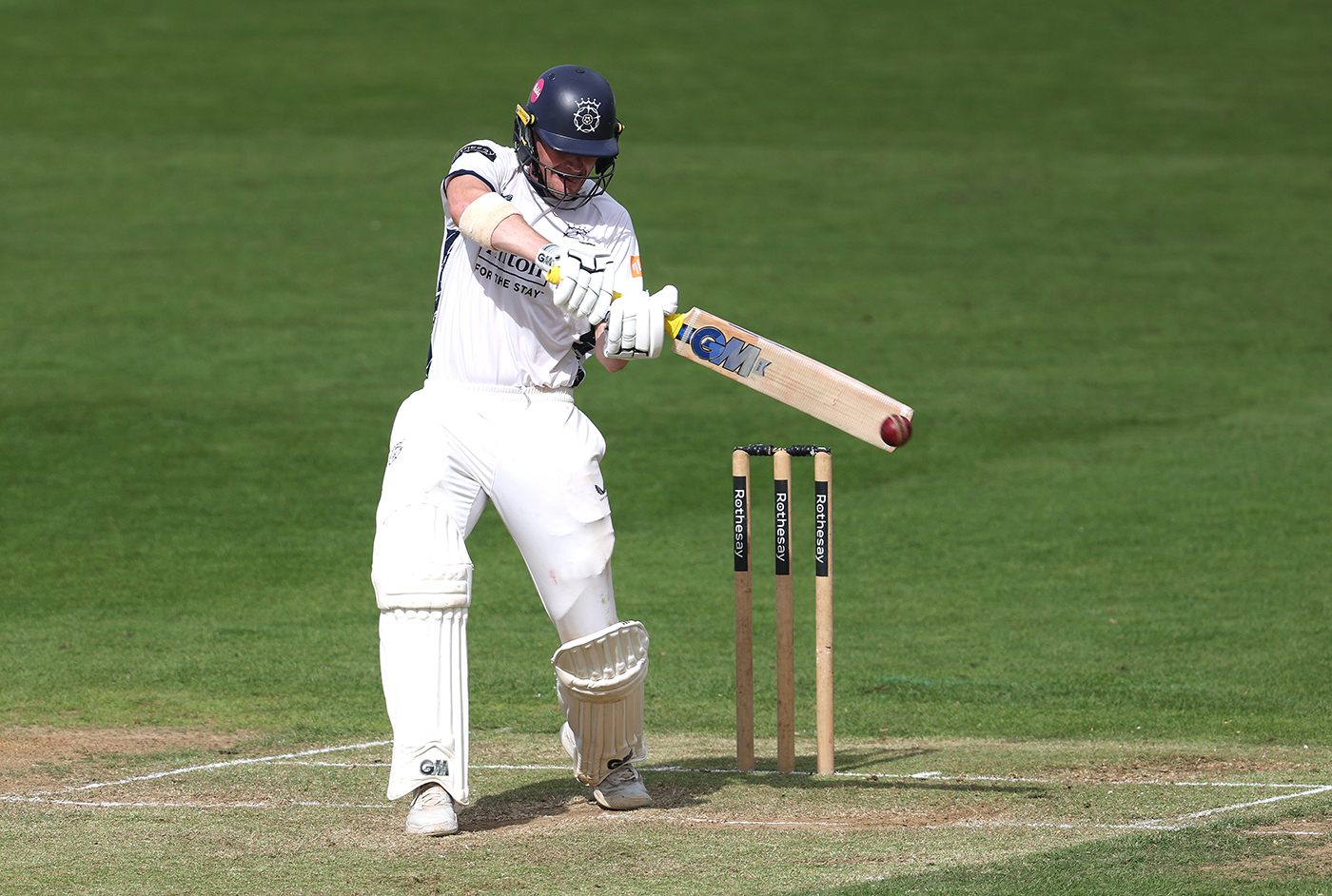 Gubbins ends drought to keep Hampshire's survival hopes alive