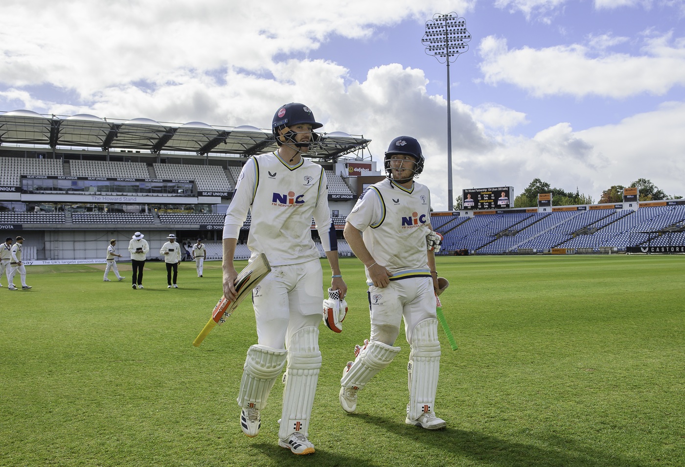 Hill-Bess partnership puts Somerset's title hopes at risk