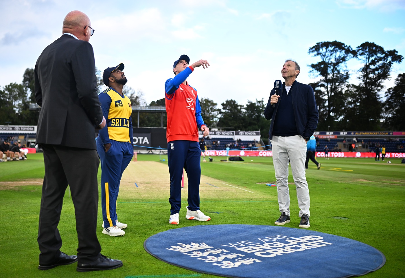 England bowl first, Sri Lanka hand debut to Tharindu Ratnayake