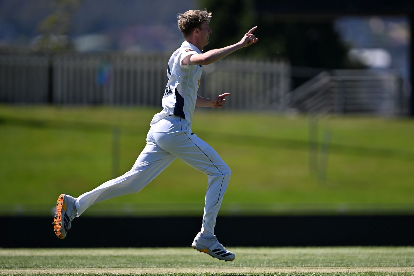 Injured McDermott returns to rescue Tasmania after Hoekstra surges