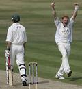 Steve Kirby celebrates, Graeme Hick departs, Worcestershire v Gloucestershire, Worcester, July 20, 2006