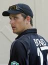 Shane Bond walks back to the pavilion with the drinks, MCA President's XI v New Zealanders, Mumbai, October 12, 2006