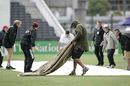 The ground staff bring on the covers, New Zealand v Sri Lanka, 1st Test, Christchurch, 3rd day, December 9, 2006