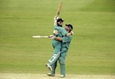Adam Parore and Roger Twose celebrate New Zealand's progression into the semi-final stage, 8th Super Six match: India v New Zealand, World Cup, Nottingham, June 12, 1999