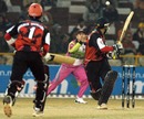 Stuart Law anticipates a catch off Deep Dasgupta, Chennai Superstars v Kolkata Tigers, 1st semi-final, Indian Cricket League, Panchkula, December 14, 2007