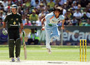 Ishant Sharma flies into bowl, watched by Ricky Ponting, Australia v India, CB Series, 4th ODI, Melbourne, February 10, 2008