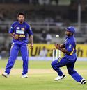 Chaminda Vaas looks on as Sanath Jayasuriya fumbles a catch, Bangladesh v Sri Lanka, Group A, Asia Cup, Lahore, June 25, 2008