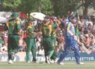 South African bowler Nicky Boje (second from right) is congratulated by his team-mates for taking the wicket of Sri Lankan batsman Sanath Jayasuriya (R) in the third one day international played in Paarl, about 50 kms outside of Cape town 09 January 2000.