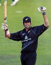 Stephen Fleming acknowledges the applause for his matchwinning century, New Zealand v Pakistan, 3rd ODI, Christchurch, January 10, 2004