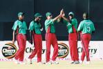 Members of the Kenya team celebrate the dismissal, 4th Match: Kenya v Sri Lanka, Cherry Blossom Sharjah Cup, 6 Apr 2003